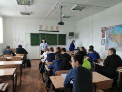 В пятницу первокурсники Лянторского нефтяного техникума встретились со старшим инспектором ОДН ОП