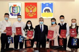 Школьники и студенты лянторского нефтяного техникума награждены Благодарственными письмами Главы города.