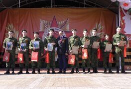 Служить готовы! На городской площади прошли торжественные проводы призывников 2022 года.